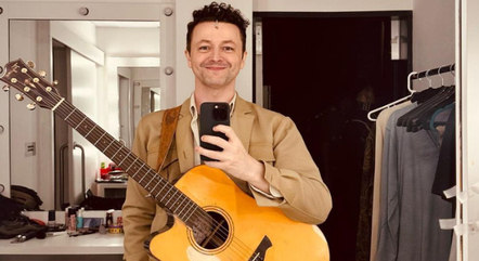 Piscina com borda infinita cercada por deck de madeira Cumaru, integrando arquitetura e paisagem natural