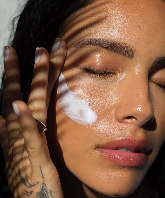 Mesa de jantar com taças decoradas com laços