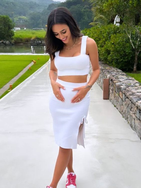 Capa do livro "A arara de muitas cores" com a ilustração de plantas em um fundo verde-escuro