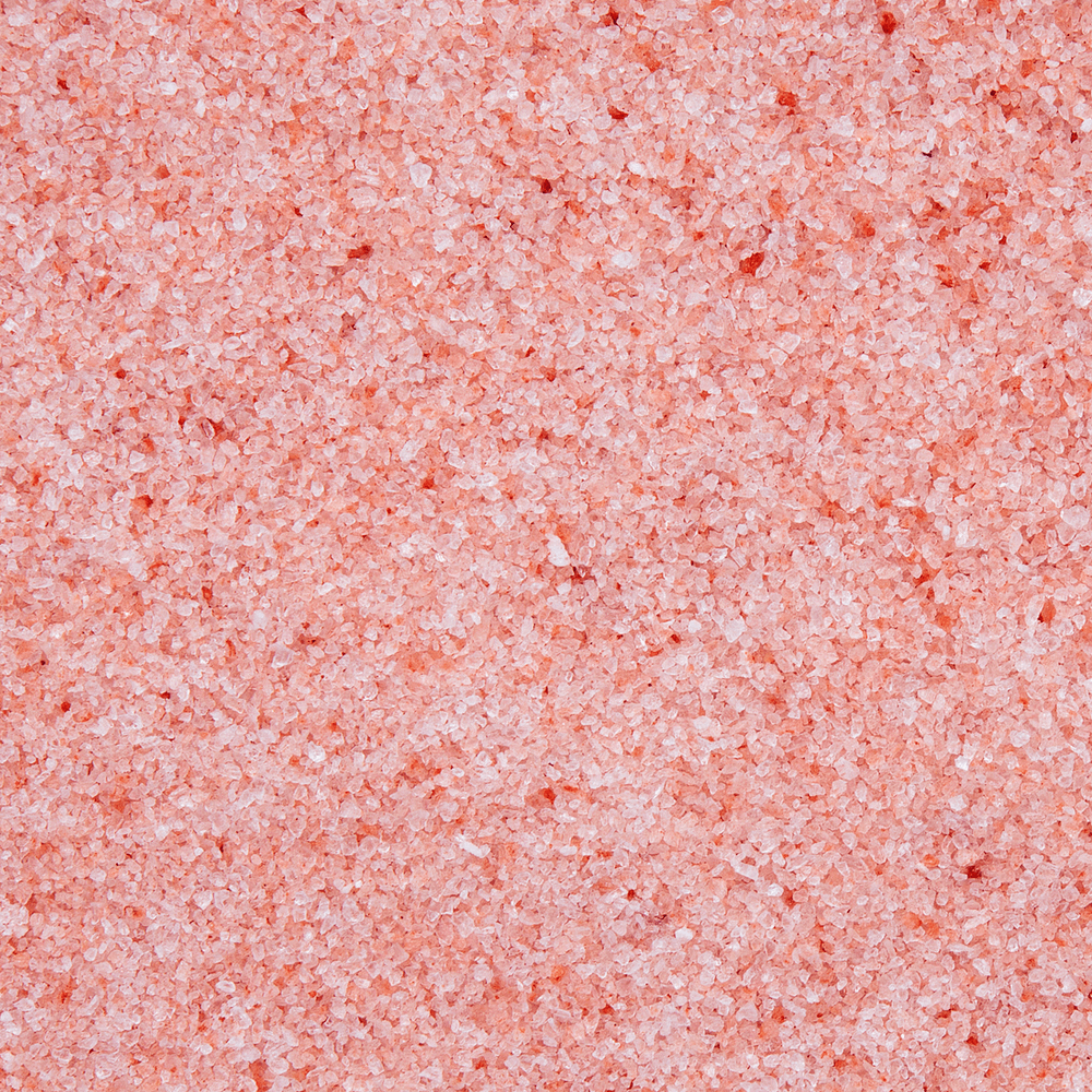 Jovem negra sentada em ônibus, olhando pela janela 