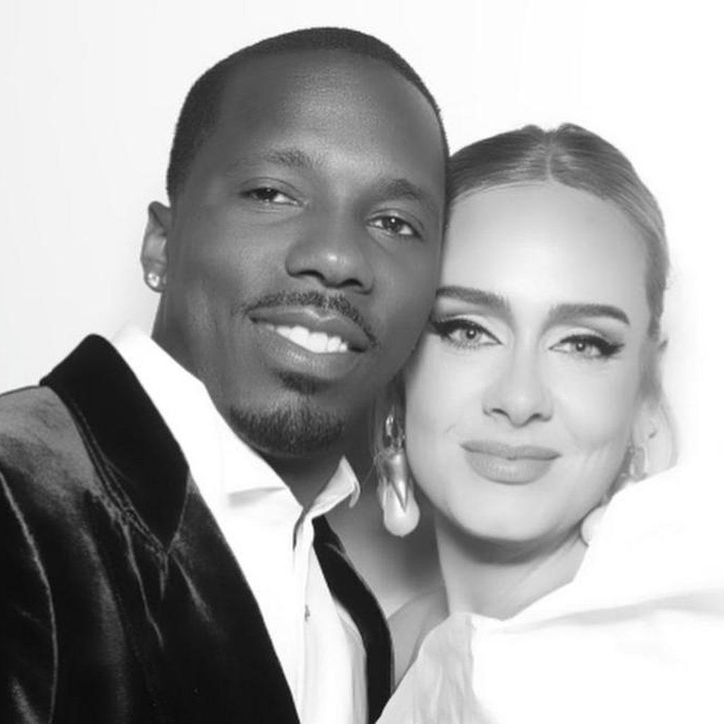 Protagonistas do filme 'Uma Segunda Chance para Amar' em pé na rua olhando para cima 