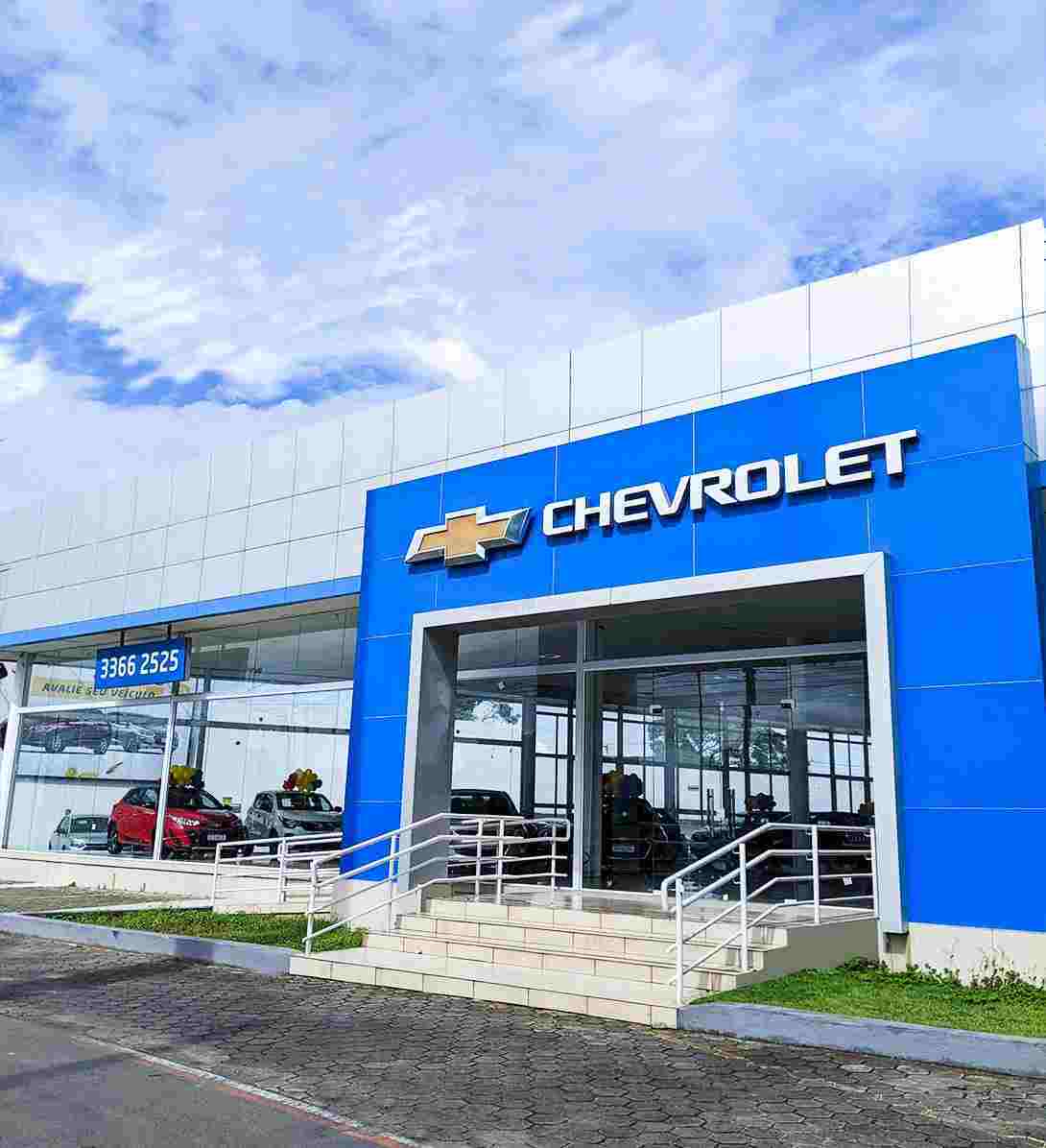 Mulher tomando chá em caneca de porcelana branca