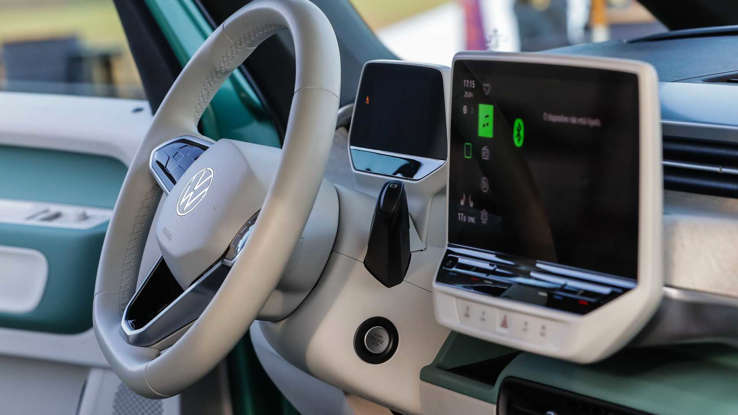 Mulher aplicando creme no rosto em frente ao espelho