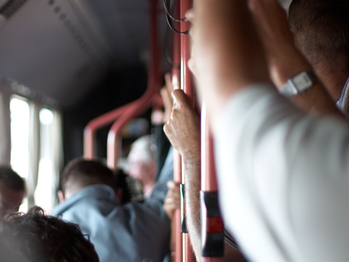 Ônibus de linha. Lotado. Destino: interior. Mas sempre há os atrasados e por causa disso, confusão armada.