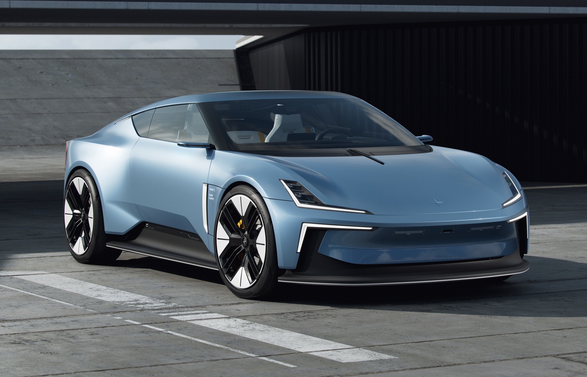 Chá de cavalinha servido em xícara de porcelana branca - em cima de mesa de madeira e ao lado um ramo de cavalinha