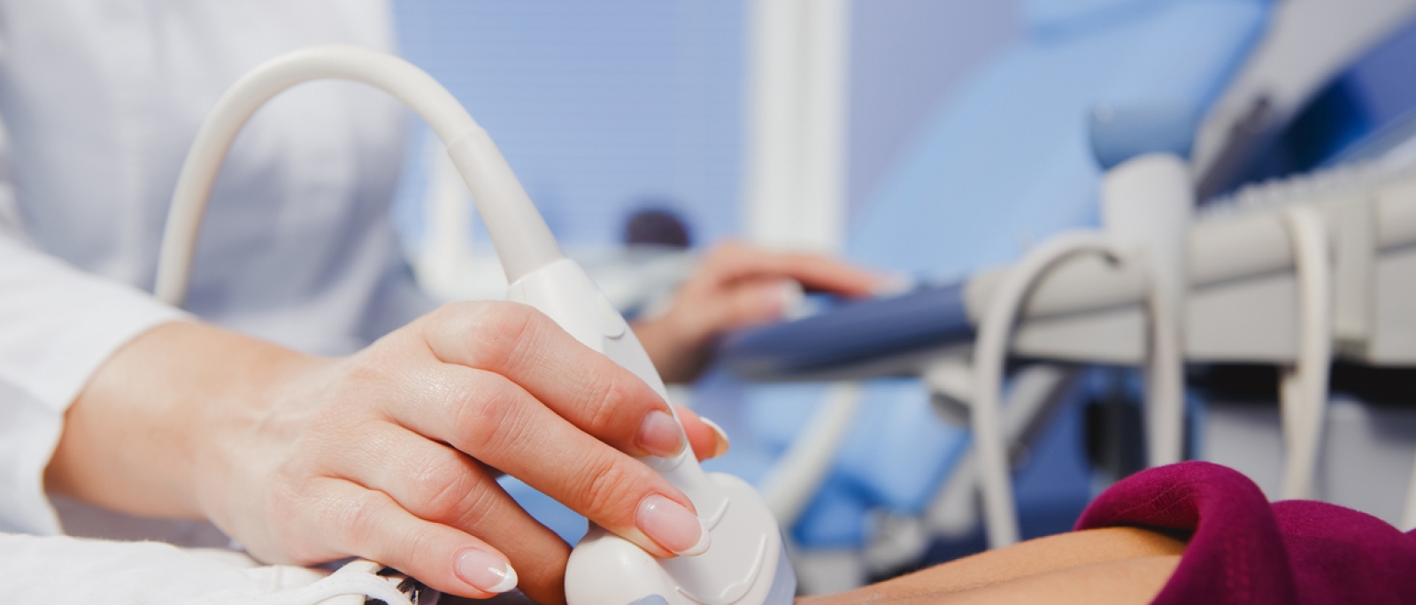 Ilustração roxa do símbolo de câncer com fundo roxo brilhante