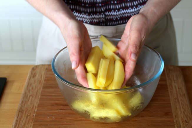Mulher em um tapete de pilates em uma sala de estar fazendo pilates