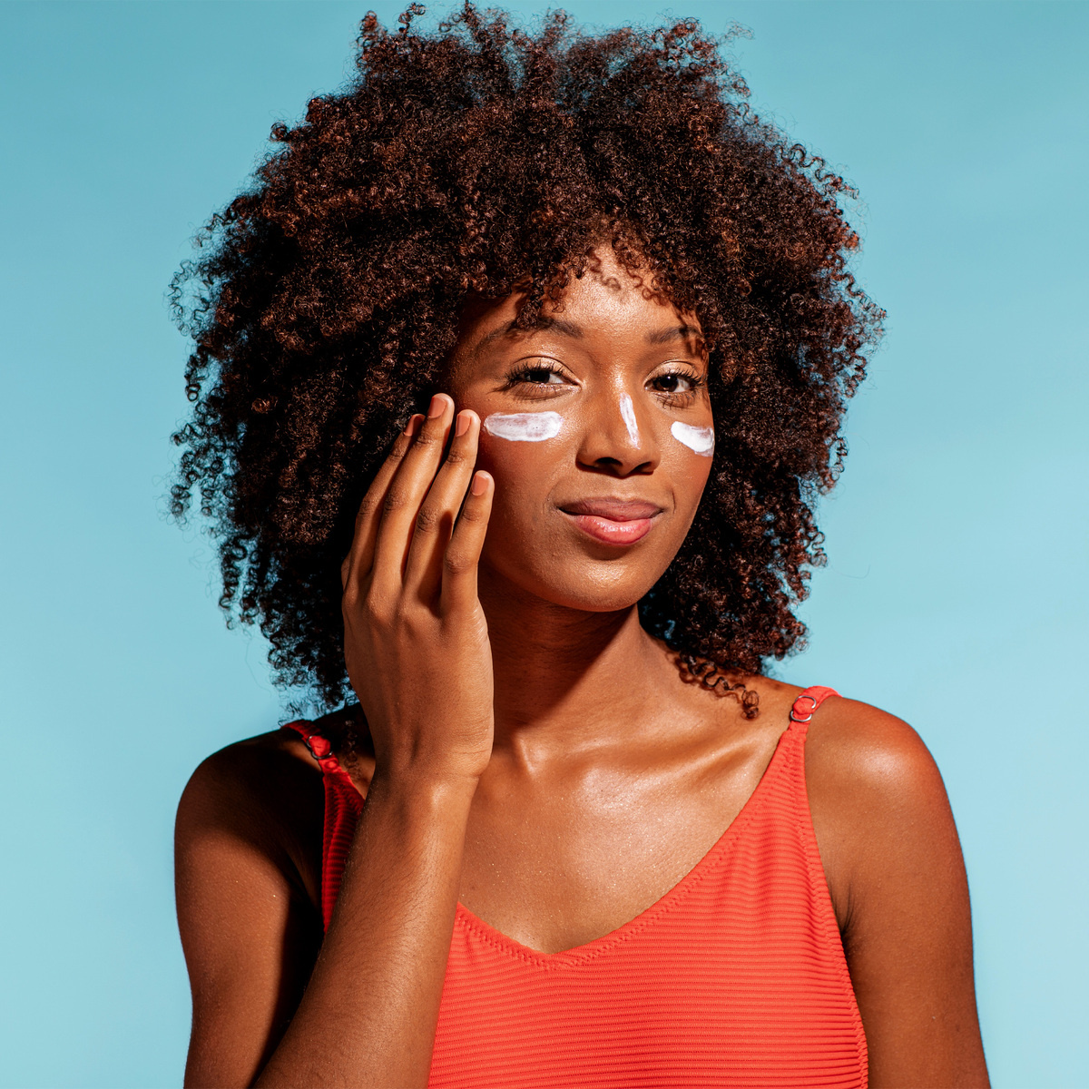 Menino sentado em escada com suéter de Natal com uma expressão pensativa