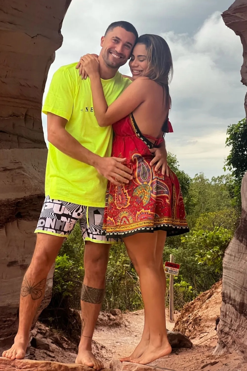 Costelinha de porco com barbecue servida em cumbuca de porcelana 