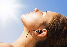 Pessoa segurando um frasco com leite materno