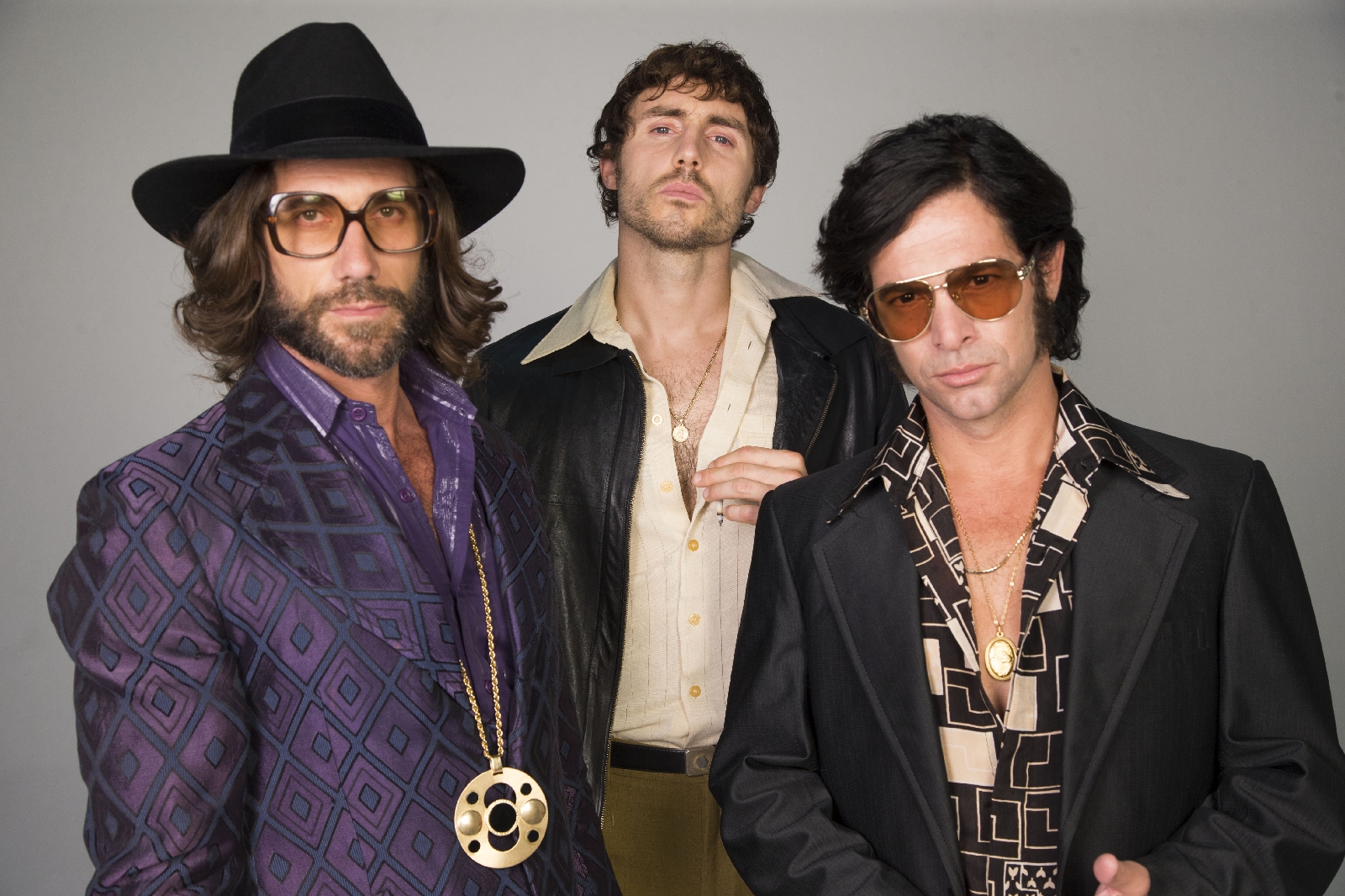 Imagem de uma mulher idosa em um ambiente rústico, segurando uma ferramenta 