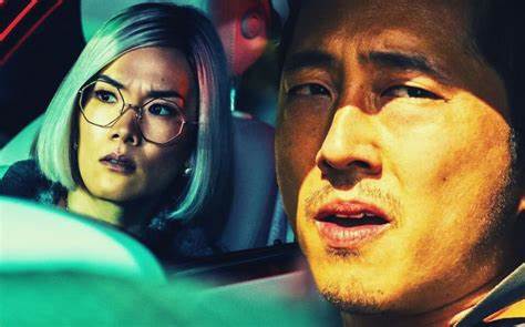 cachorro salsicha preto e marrom dentro de bolsa de transporte azul