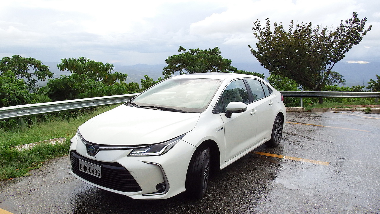 Atriz dentro de um rio com braços abertos e segurando flores em uma cena do filme 'Ophelia'