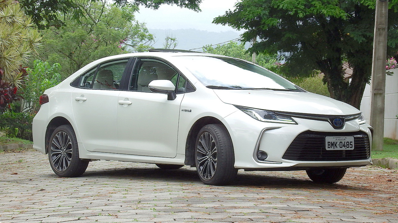 Cena de um ator segurando um punhal no filme 'Hamlet'