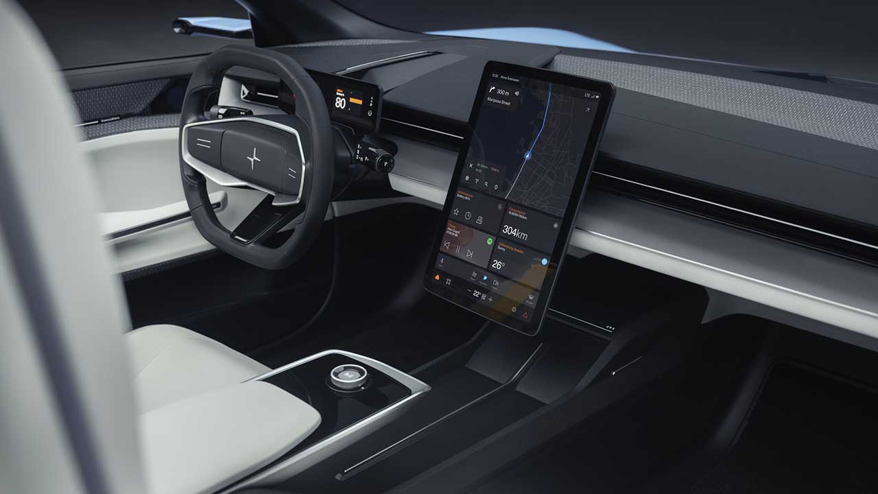 Chá de erva-doce em bule de vidro e xícara de vidro, com uma colher de madeira com sementes de erva-doce, ambos em cima de uma mesa de madeira