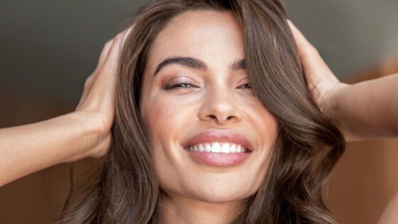 Ilustração com fundo azul-escuro do signo de Libra