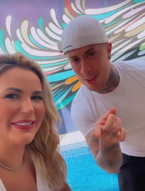 Jovem estudando para o vestibular no quarto