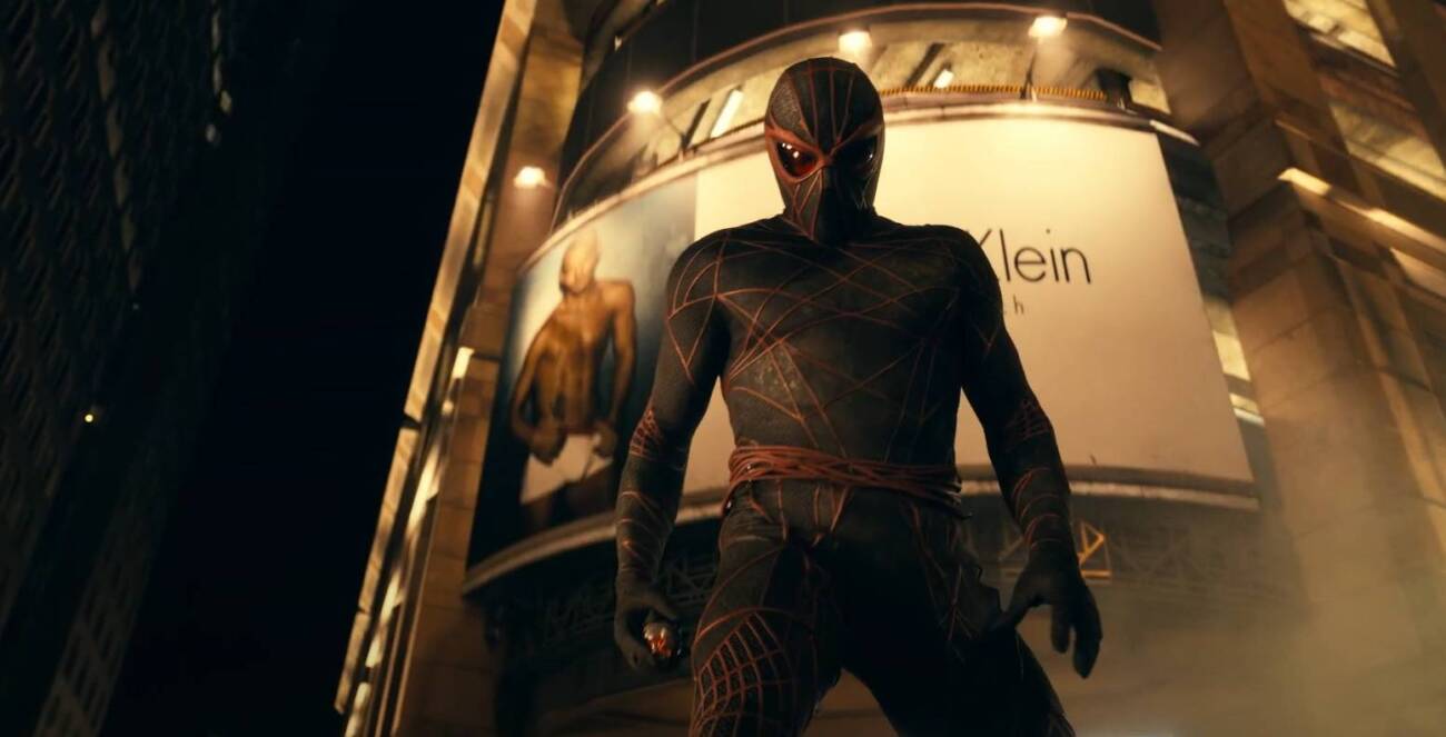 Mulher sorrindo segurando uma esponja de maquiagem na mão