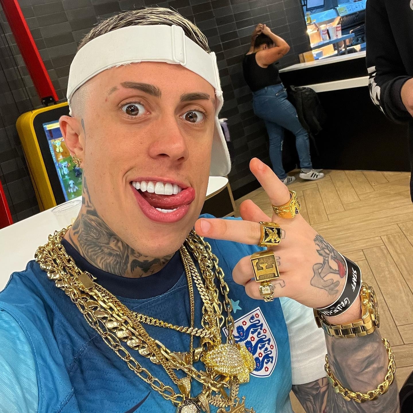 Cena do filme "A Grande Aposta", mostrando um personagem ao telefone enquanto caminha rapidamente pela cidade