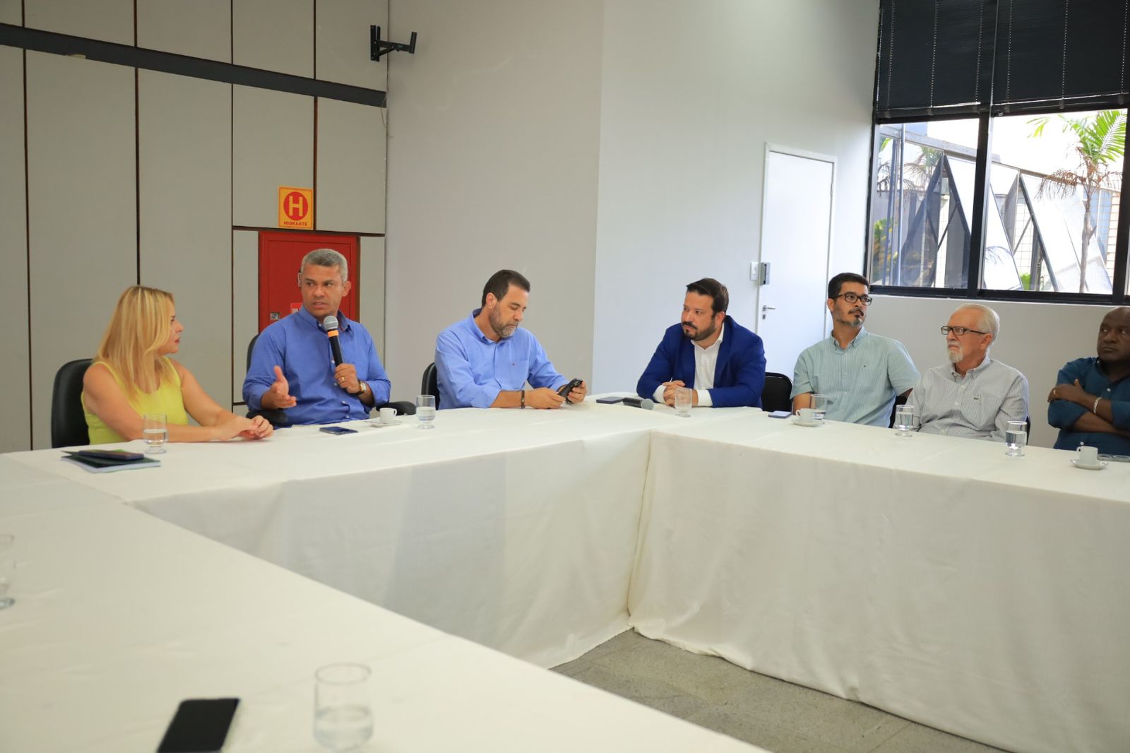 Cozinhe com armário cinza, móveis vermelho e parede branca