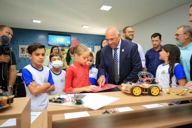 Mulher usando calculadora e anotando gastos em caderno