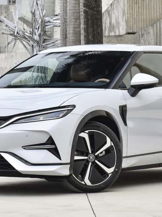 Ilustração marrom do símbolo e do nome de capricórnio em fundo marrom-claro