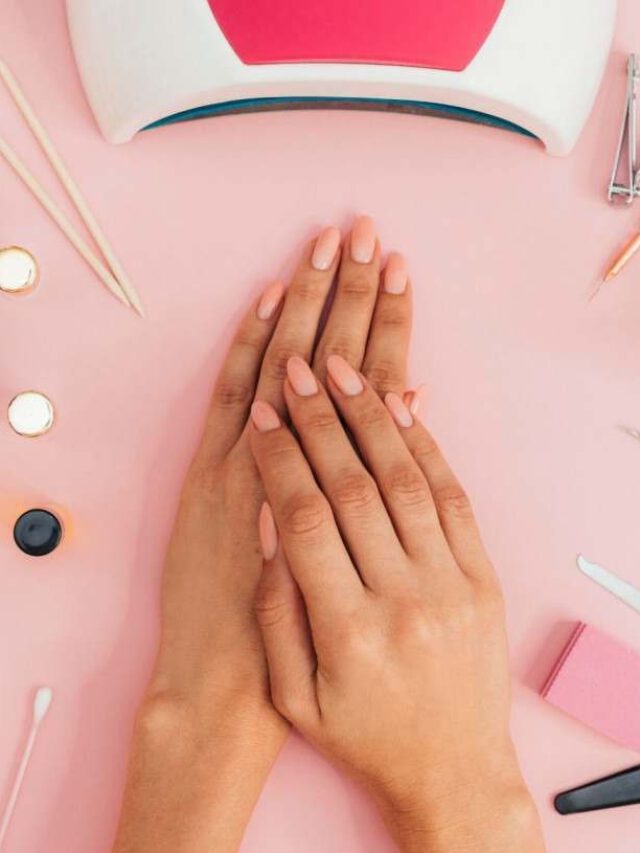 Casal fazendo polichinelo na sala de casa