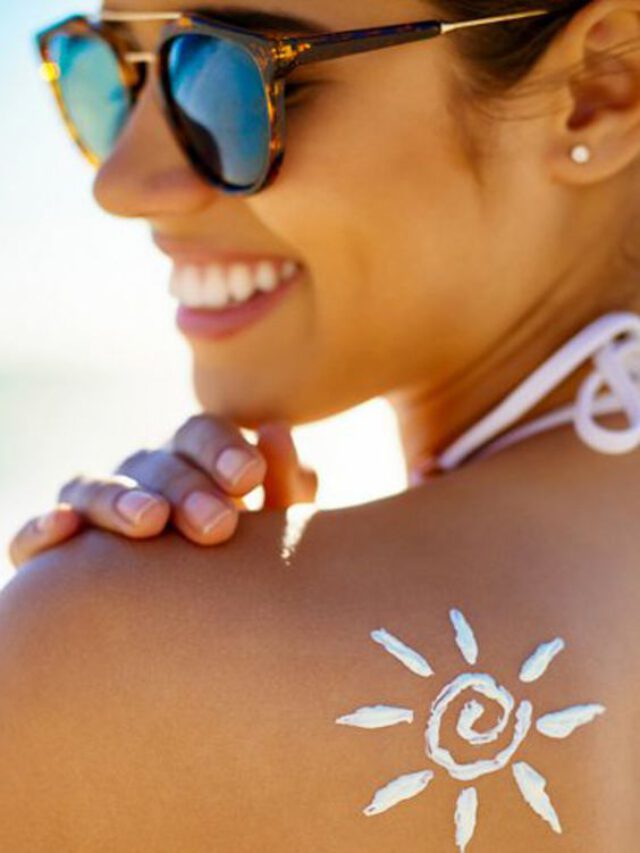 Homem olhando para cima para as luzes de Natal