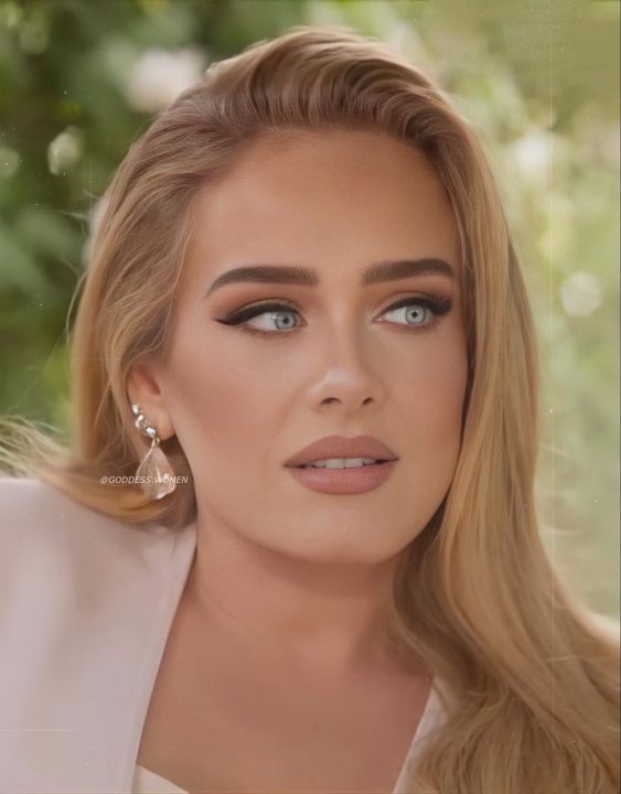 Capa do filme 'Nosso Segredinho' com os protagonistas um do lado de outro e um fundo com pisca piscas amarelos 