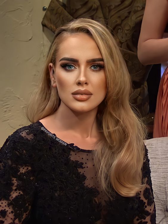 Capa do filme 'O Primeiro Natal do Mundo' com os atores um ao lado do outro dentro de um globo de neve 