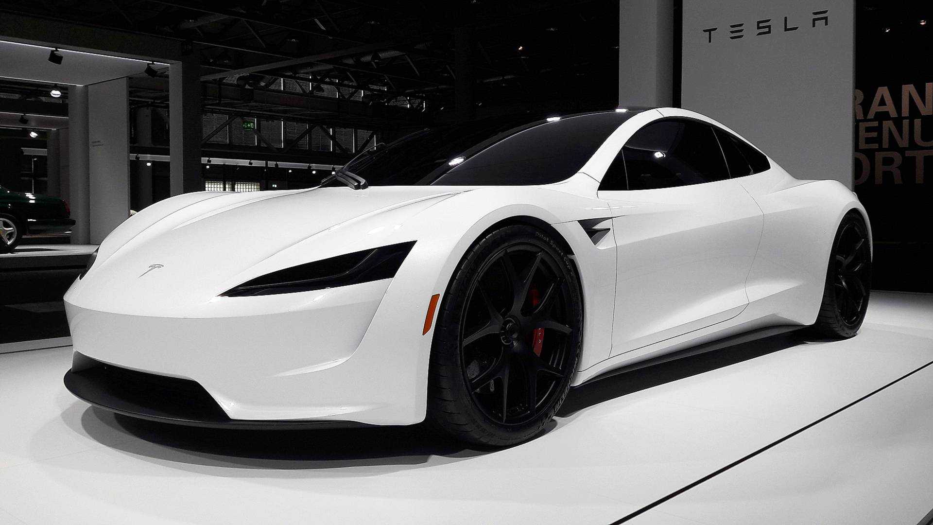 Homem com corte de cabelo undercut e olhando para o lado em um fundo azul 