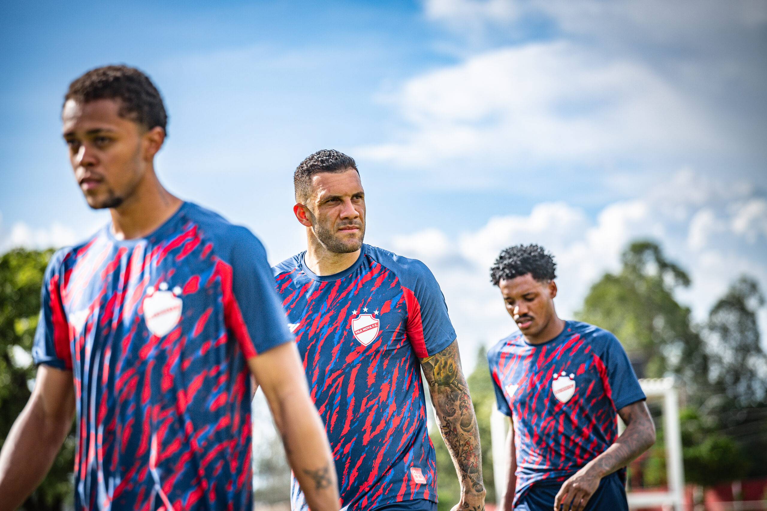 Mulher passeando com um cachorro em um parque