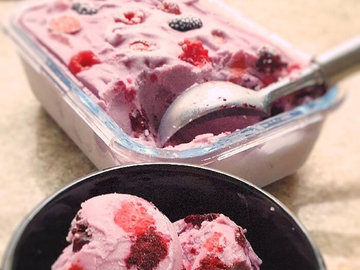 Torta de banana em uma forma de alumínio