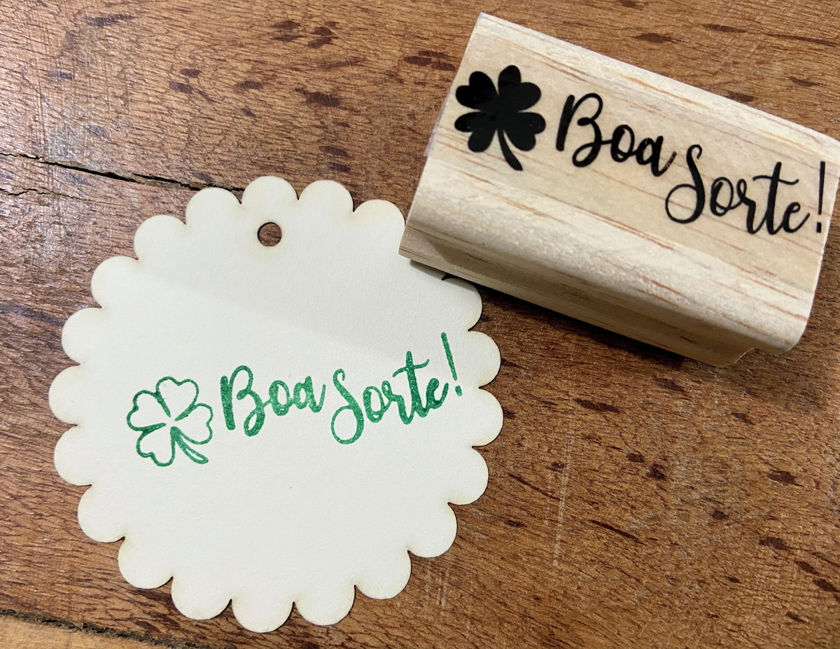 Mulher lendo livro sentada no sofá e bebendo uma caneca de chá