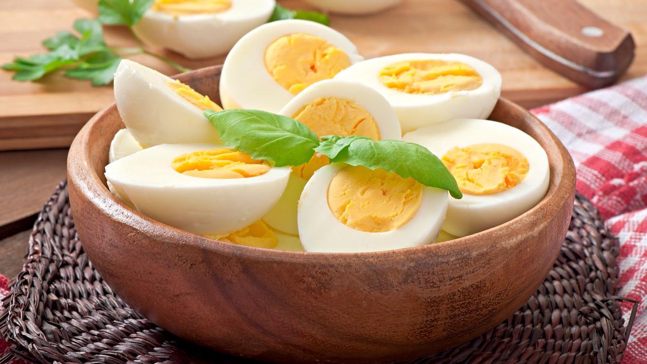 diversas lichias com casca vermelha juntas