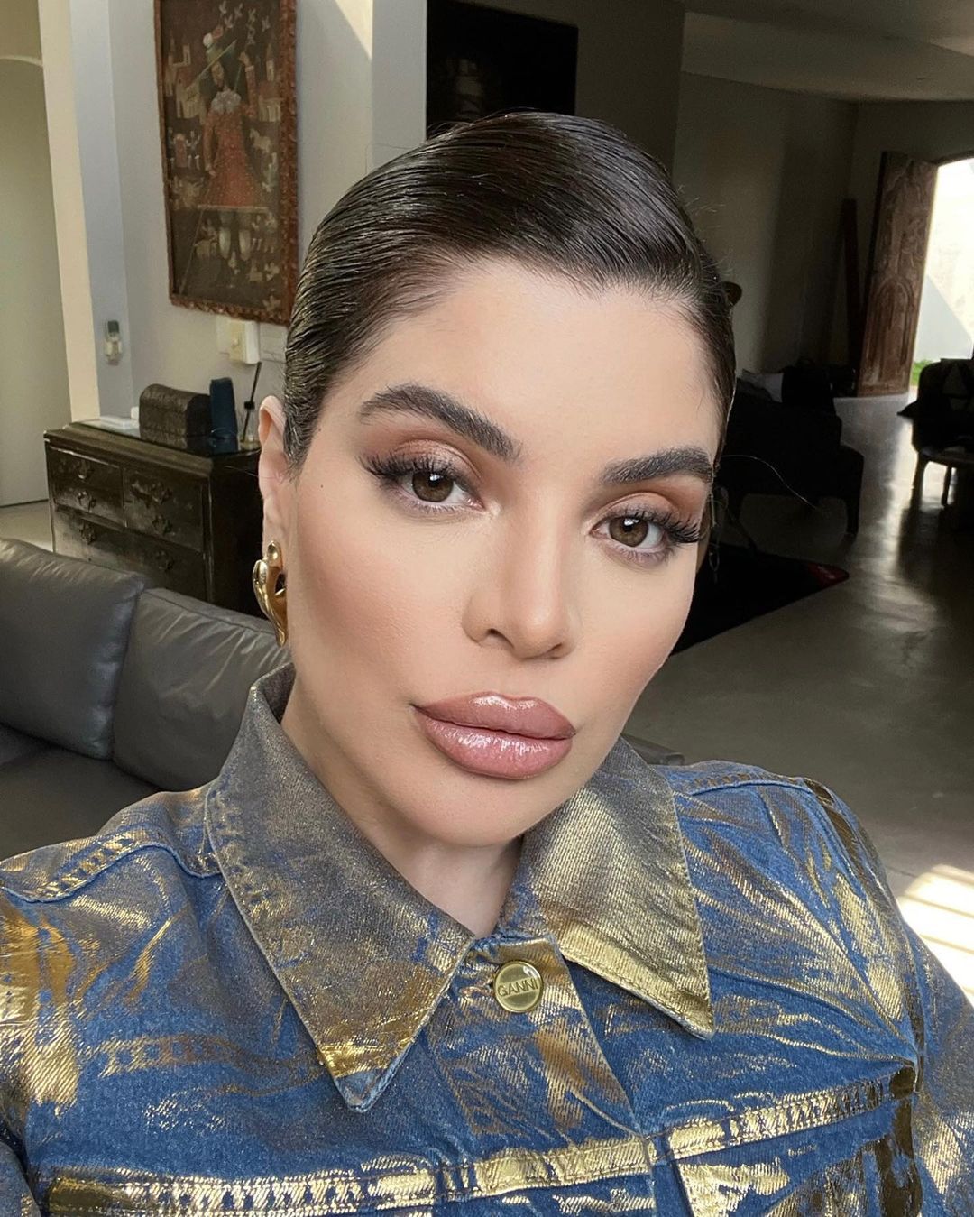 galho com flor de barbatimão fina e amarelada e folhas verdes ao fundo