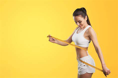 Área gourmet com pendente decorativo, iluminação embutida e parede revestida em tijolo aparente 