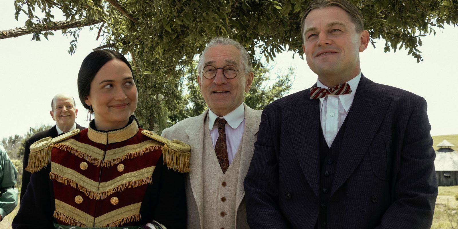 Postas de carpa empanadas em um prato branco decoradas com rodelas de limão, folhas de alecrim e estrela de anis