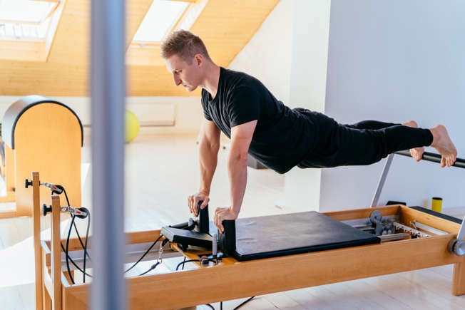 Mulher orando ao ar livre 