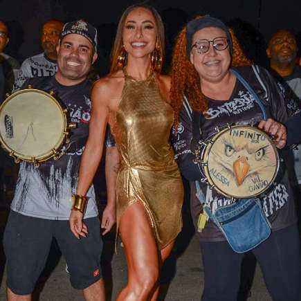 Cachorro brincando com bolhinha em piscina