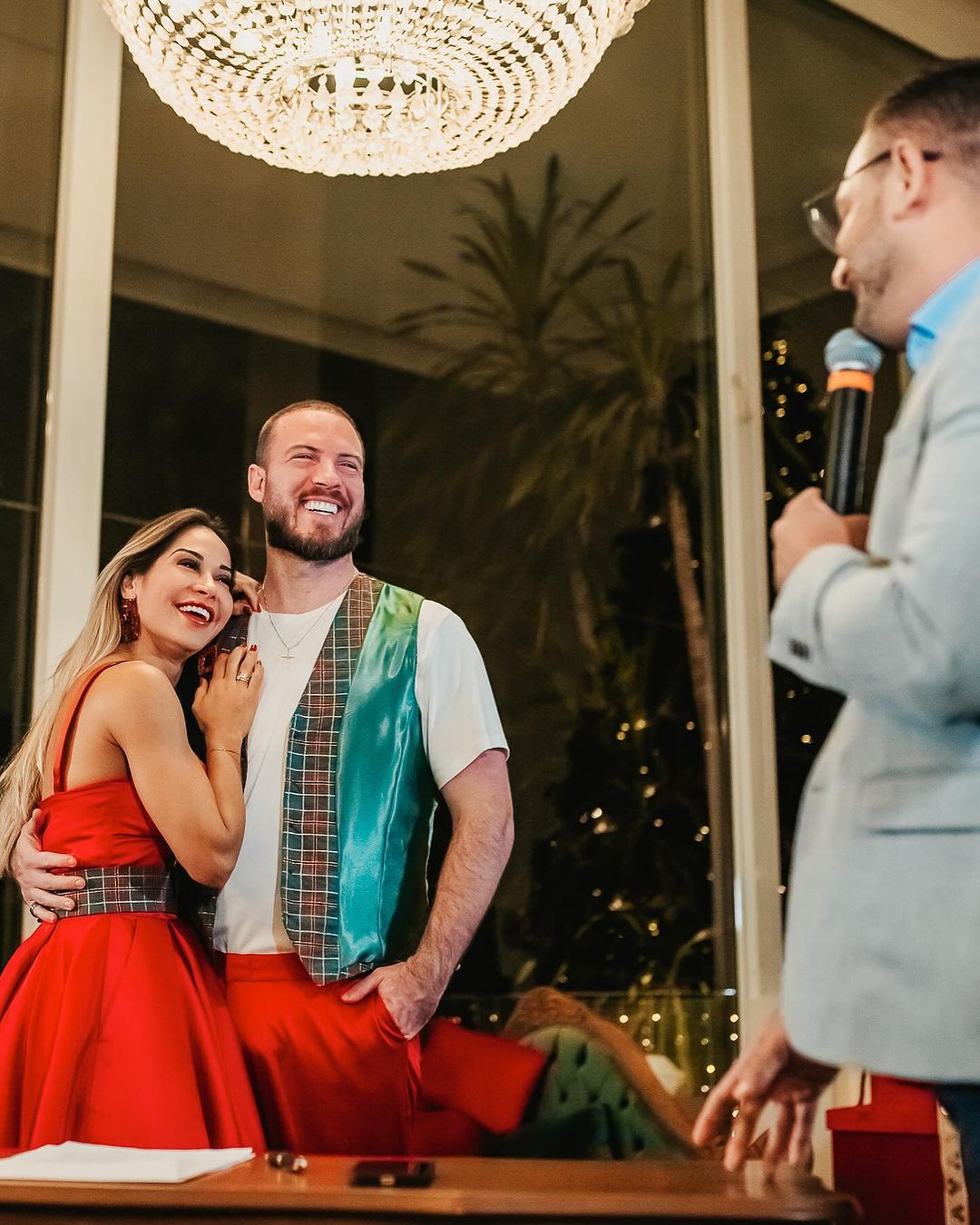 Planta photos em vaso de cerâmica branco em cima de banco de madeira