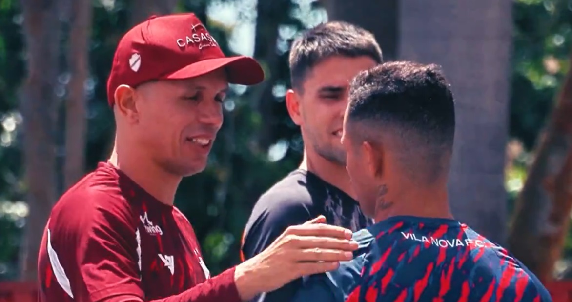 Foto com close na coxa de um homem com a ilustração de um círculo vermelho como se estivesse inflamado 