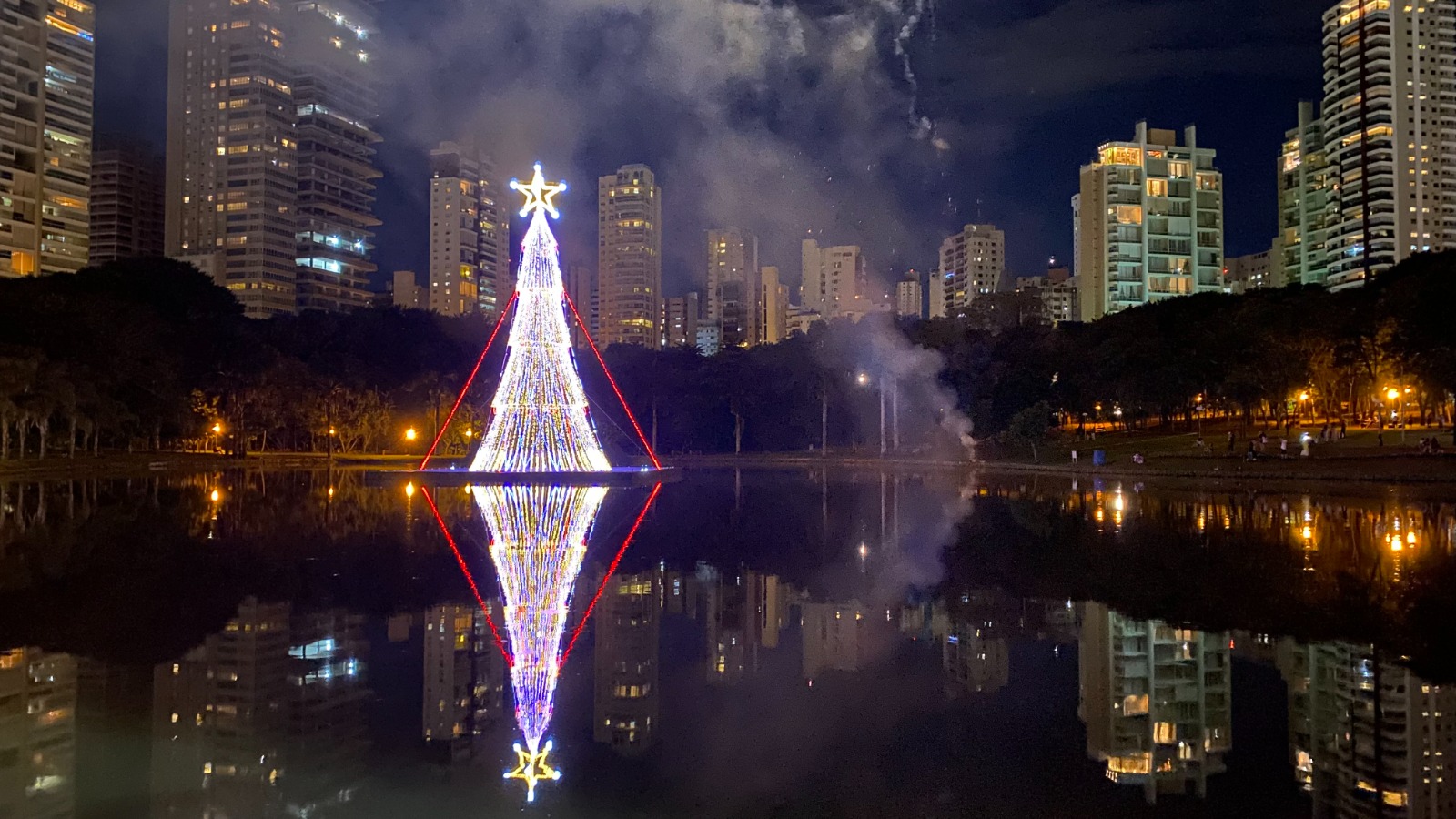 árvore de natal flutuante do Parque Vaca Brava. Foto: Luciano Magalhães