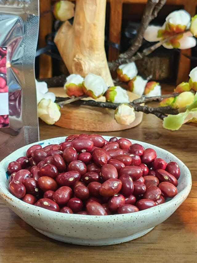 Punhado de folhas de louro em pote de madeira