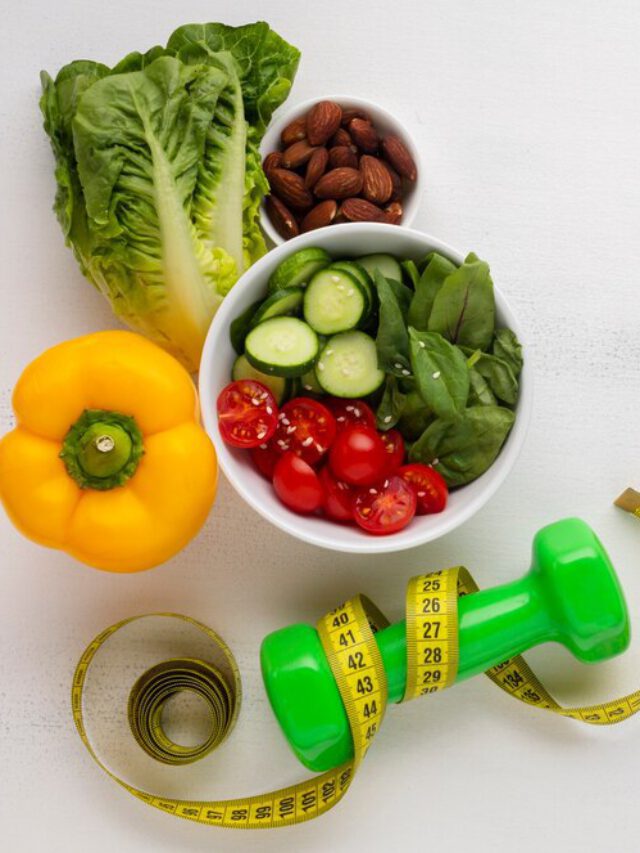 Mulher olhando a pele do rosto em um espelho