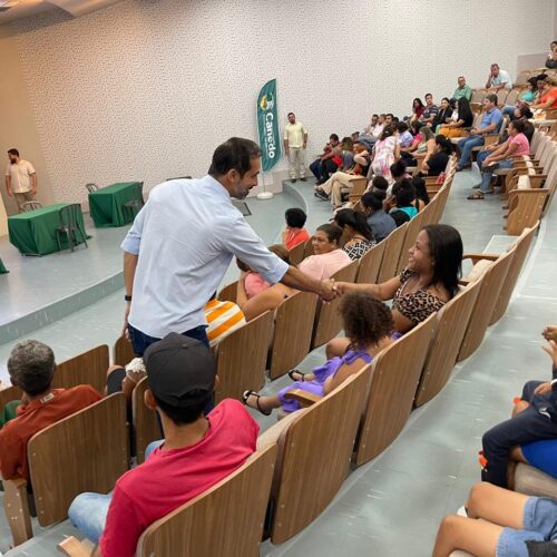 prefeito de Senador Canedo Fernando Pellozo cumprimenta famílias beneficiadas pelo programa Canedo Social_Altair Tavares DG