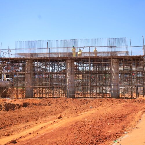 Prefeitura interdita cruzamento entre as Av. Castelo Branco e Leste-Oeste para içamento de vigas. Foto: Seinfra