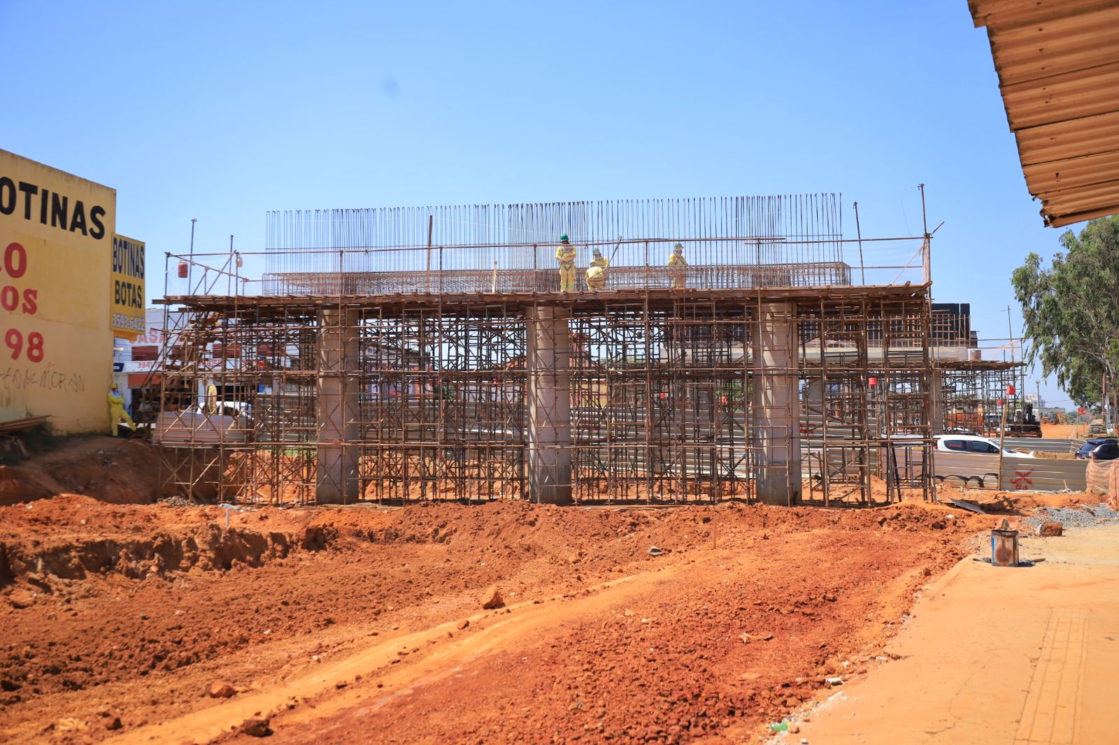 Prefeitura interdita cruzamento entre as Av. Castelo Branco e Leste-Oeste para içamento de vigas. Foto: Seinfra