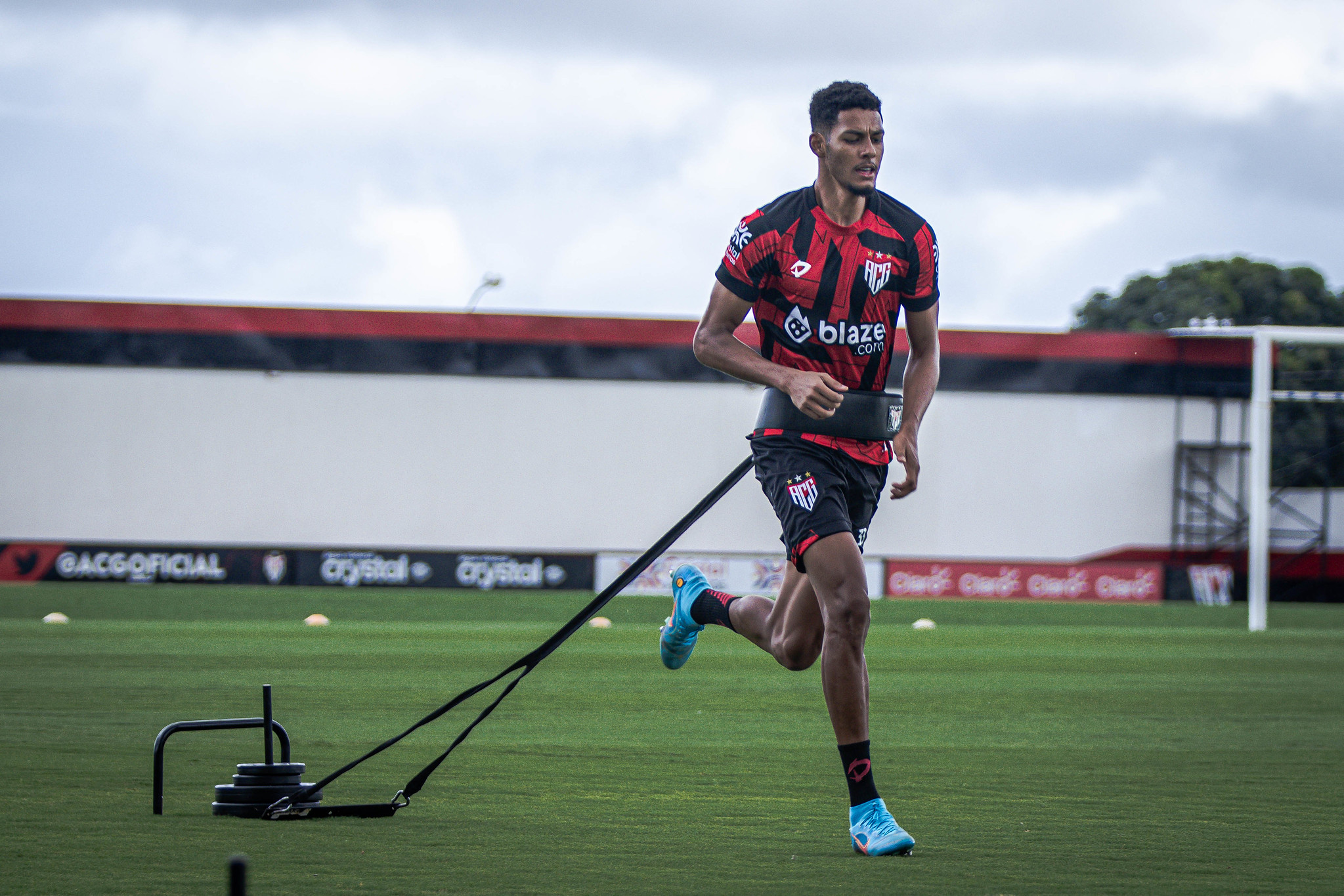 Prato dourado com geladinhos de maracujá empilhados