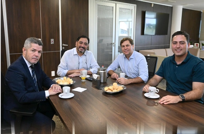 Mulher idosa fazendo alongamento sentada no chão da sala